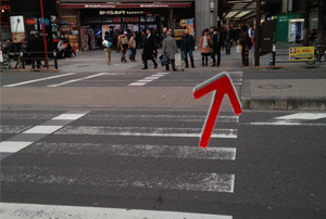 ヨドバシカメラの前の横断歩道を渡ります。