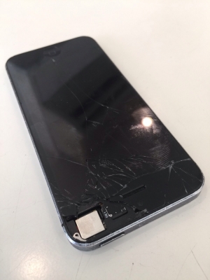 iphone5 ガラス割れの修理前の写真
